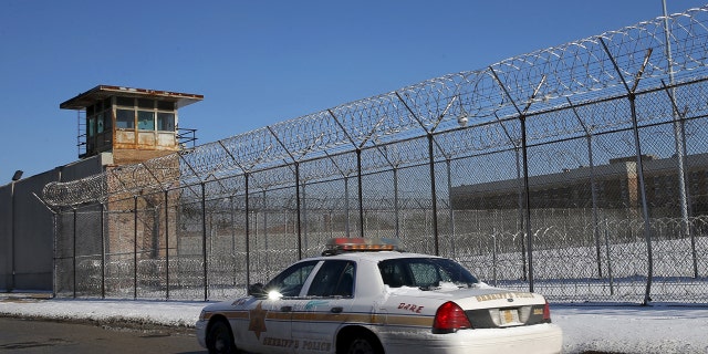 A Cook County Sheriff's police car patrols the exterior of the Cook County Jail in Chicago, Jan. 12, 2016. (REUTERS/Jim Young )