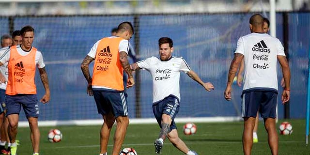 Argentina's Lionel Messi, center, works against Victor Cuesta during a training session ahead of the team's Copa America soccer final against Chile, Friday, June 24, 2016, in East Rutherford, N.J. Argentina and Chile are scheduled to play for the championship Sunday in East Rutherford, N.J. (AP Photo/Julio Cortez)