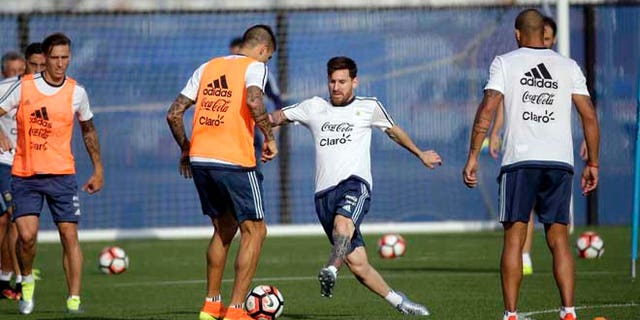 Argentina's Lionel Messi, center, works against Victor Cuesta during a training session ahead of the team's Copa America soccer final against Chile, Friday, June 24, 2016, in East Rutherford, N.J. Argentina and Chile are scheduled to play for the championship Sunday in East Rutherford, N.J. (AP Photo/Julio Cortez)