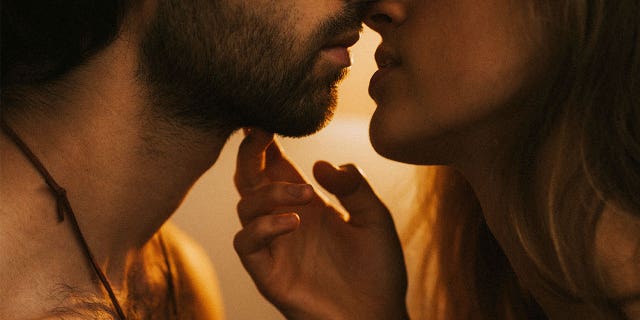 couple kissing