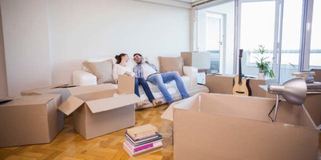 couple-moving-in