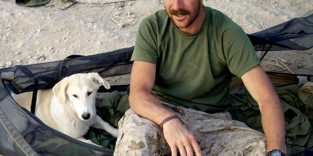 While serving with the Marines in Afghanistan, Craig Grossi befriended Fred, a peculiar, obedient dog.