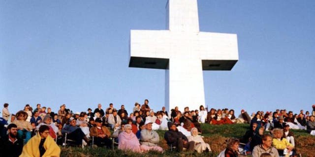 Christians rally to show support of the Bald Knob Cross of Peace near Alto Pass, Ill. Atheists objected to the use of taxpayer money to pay for rehabbing the 11-foot cross. (AP)