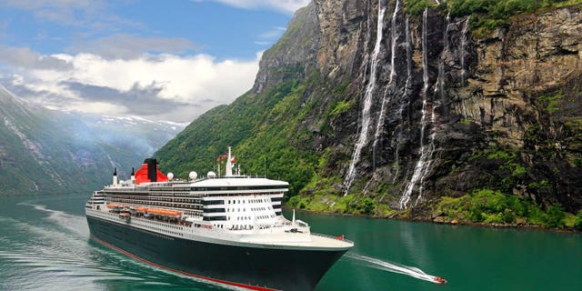Queen Mary 2 im Geiranger Fjord, Mittelnorwegen, Norwegen