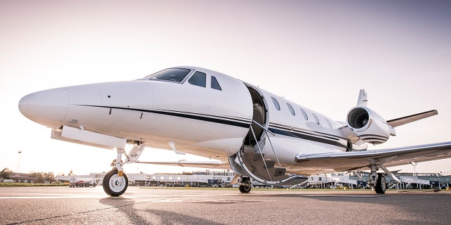 d072b5c2-plane istock