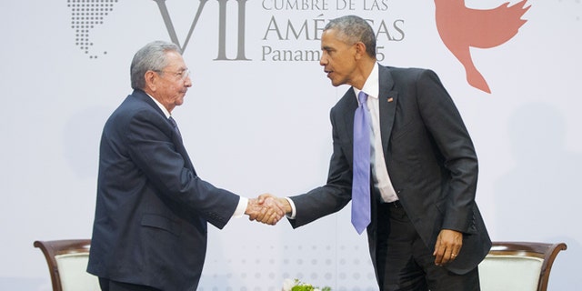 US President Barack Obama and Cuban President Raul Castro shake hands during their meeting at the Summit of the Americas in Panama City, Panama, Saturday, April 11, 2015. (AP Photo/Pablo Martinez Monsivais)