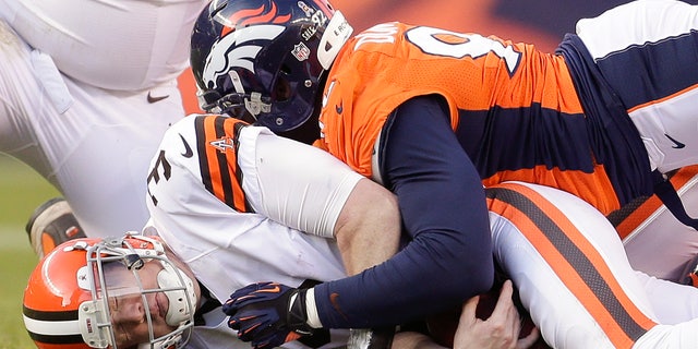 d2802cb9-Browns Broncos Football