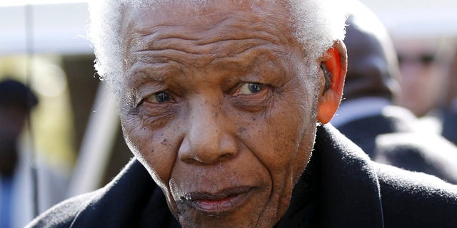 Foto del 17 de junio del 2010 del ex presidente sudafricano Nelson Mandela tras el funeral de su nieta Zenani Mandela en Johannesburgo. Mandela fue dado de alta el sábado, 6 de abril del 2013 tras sufrir una neumonía. (Foto AP/Siphiwe Sibeko)