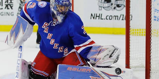 New York Rangers goalie Henrik Lundqvist, of Sweden, stops a shot on the goal during the first period of Game 4 of an NHL hockey Stanley Cup second-round playoff series against the Ottawa Senators Thursday, Mei 4, 2017, In New York. (AP Photo/Frank Franklin II)