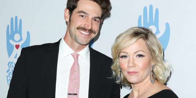 Jenny Garth and husband David Abrams split after three years of marriage.