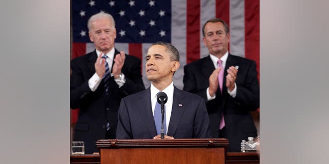 El presidente estadounidense Barack Obama es aplaudido por el vicepresidente Joe Biden y el presidente de la Cámara de Representantes John Boehner en el Capitolio en Washington, el martes 25 de enero de 2011, durante su discurso sobre el estado de la nación. (Foto AP/Pablo MartÃnez Monsiváis, Pool)