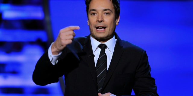 4. Februar 2012. Jimmy Fallon presentéiert den Never Say Never Award op der Inaugural National Football League Éieren op Super Bowl XLVI zu Indianapolis, Indiana.