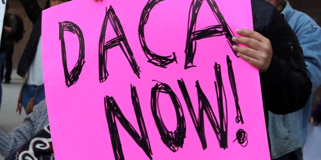Diversos manifestantes exhortan al Partido Demócrata a que protega el programa Acción Diferida para los llegados en la Infancia (DACA por sus siglas en inglés) afuera de la oficina de la senadora demócrata por California, Dianne Feinstein, en Los ÃÂngeles, el miércoles 3 de enero de 2018. Un juez en California bloqueó el martes 9 de enero de 2017 la decisión de Trump de cancelar el DACA que ha amparado de la deportación a unas 800.000 personas traÃÂdas ilegalmente de niños al paÃÂs. (AP Photo/Reed Saxon)