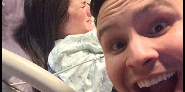 Reddit user posts selfie while wife is in labor