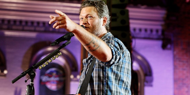 Musician Blake Shelton performs "Boys 'Round Here" during the 2014 CMT Music Awards in Nashville, Tennessee June 4, 2014.