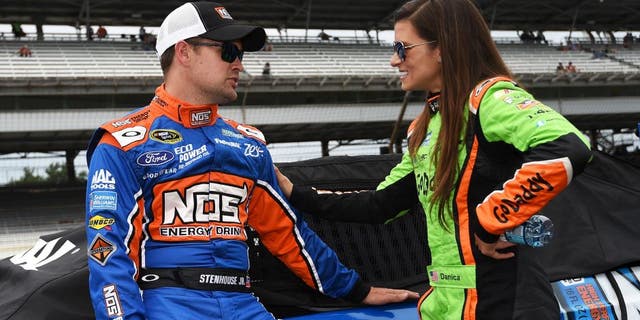 Ricky Stenhouse Jr. parle avec Danica Patrick à l'Indianapolis Motor Speedway le 25 juillet 2015 à Indianapolis, Ind.