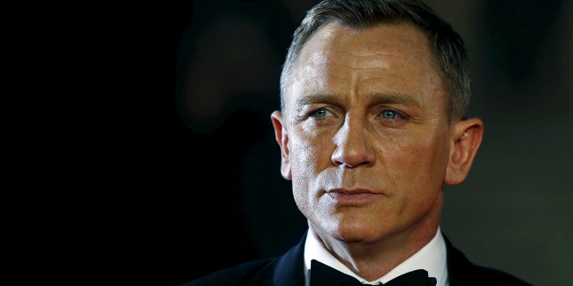 Daniel Craig poses for photographers as he attends the world premiere of the new James Bond 007 film "Spectre" at the Royal Albert Hall in London, Britain, October 26, 2015. REUTERS/Luke MacGregor/Files - RTX2QO8T