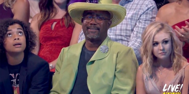 Darius Rucker dressed as Britain's Queen Elizabeth.