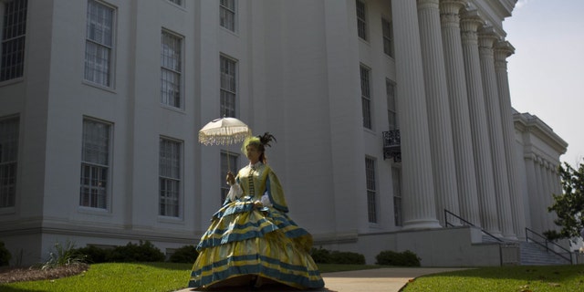 A member of the United Daughters of the Confederacy in front of the Alabama capitol building during a Confederate Memorial Day ceremony in Montgomery, Alabama on 27 April 2015.