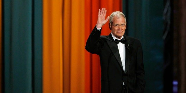 Late night television host David Letterman waves to the crowd as he accepts The Johnny Carson Award for Comedic Excellence at "The Comedy Awards" in New York City March 26, 2011. REUTERS/Jessica Rinaldi (UNITED STATES - Tags: ENTERTAINMENT) - RTR2KGQA