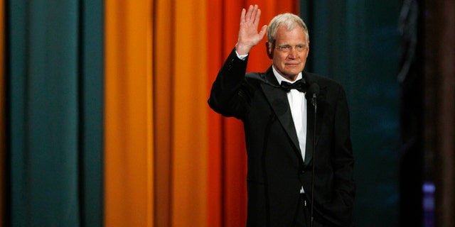 Late night television host David Letterman waves to the crowd as he accepts The Johnny Carson Award for Comedic Excellence at "The Comedy Awards" in New York City March 26, 2011. REUTERS/Jessica Rinaldi (UNITED STATES - Tags: ENTERTAINMENT) - RTR2KGQA