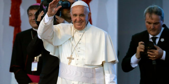 Papa Francisco llega a una reunión con los jóvenes en Asunción, el domingo 12 de julio de 2015. El pontÃfice pidió a los jóvenes que hagan "lÃo", que hagan mucho ruido y exijan. Pero también les dijo que ellos tienen que trabajar en la reorganizacióón de las cosas. (AP foto/Jorge Saenz)