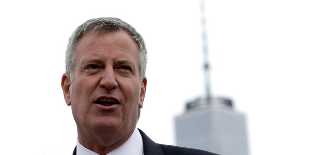 Former New York City Mayor Bill de Blasio speaks during a dedication ceremony for "Lunchbox," the first of eventually 20 new ferry boats of the 'NYC Ferry' service in Brooklyn, 纽约. REUTERS/Mike Segar - RTS12NVG