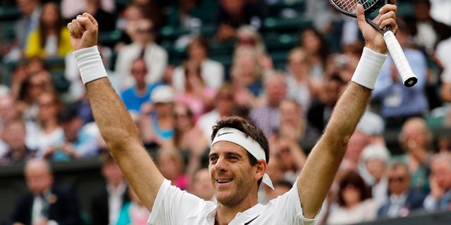 El argentino Juan MartÃn del Potro festeja tras vencer a Stan Wawrinka en la segunda ronda de Wimbledon el viernes, 1 de julio de 2016, en Londres. (AP Photo/Ben Curtis)