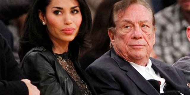 En esta foto del 19 de diciembre de 2010, el dueño de los Clippers de Los Ángeles, Donald Sterling, y V. Stiviano, observan un partido contra los Lakers de esa misma ciudad (AP Foto/Danny Moloshok, archivo)