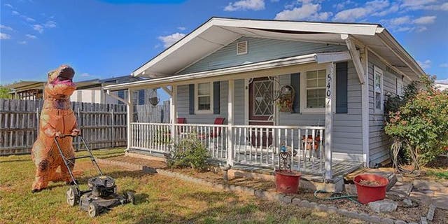 A real estate agent selling a home in Granbury, Texas, recruited a "dinosaur" to help get the listing some extra attention.