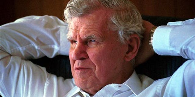 La leyenda de la música folk Doc Watson durante una entrevista sobre su carrera en su casa en Deep Gap, Carolina del Norte en una fotografía del 15 de marzo de 2000. Watson está en estado crítico tras sufrir una caída en su casa en Carolina del Norte, informó su hija Nancy el 24 de mayo de 2012. (Foto AP/Karen Tam, archivo)