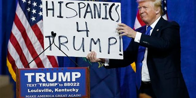 Donald Trump responds to Hecklers with 'Hispanics 4 Trump!' sign | Fox News