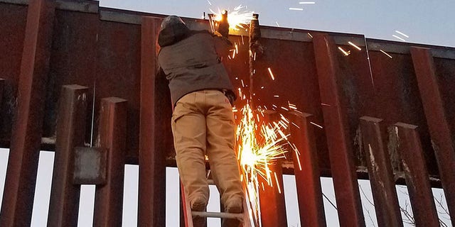 The catapult was fixed to the top of the fence.
