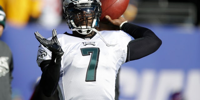 Philadelphia Eagles quarterback Michael Vick (7) warms up before an NFL football game against the New York Giants, Sunday, Dec. 30, 2012, in East Rutherford, N.J. (AP Photo/Kathy Willens)