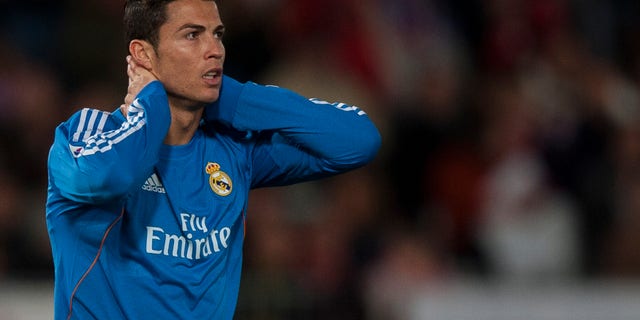 El jugador del Real Madrid, Cristiano Ronaldo, gesticula tras fallar una ocasión de gol en un partido contra el Almería el sábado, 23 de noviembre de 2013, en Almería, España. (AP Photo/Daniel Tejedor)