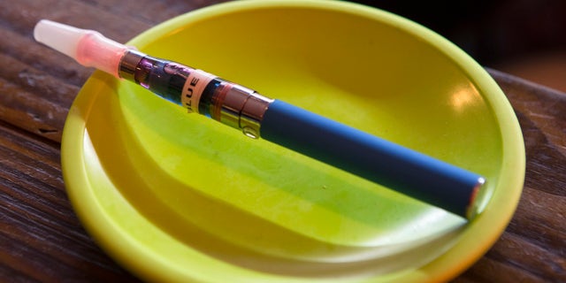 An e-cigarette sits in a tray on the bar at the Henley Vaporium in New York City December 18, 2013. (REUTERS/Mike Segar)