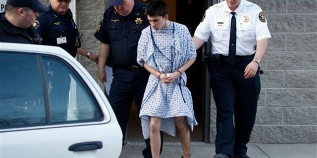 Alex Hribal, quien atacó con un cuchillo a varios de sus compañeros en una secundaria cerca de Pittsburgh, es conducido ante un magistrado federal en Export, Pennsylvania, el miércoles 9 de abril de 2014. Hribal hirió el miércoles con un cuchillo a 21 estudiantes y un guardia de seguridad en la secundaria Franklin al este de Pittsburgh. (AP Foto/Keith Srakocic)
