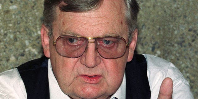 In this June 14, 2000 photo, Lawrence Eagleburger, former U.S. Secretary of State, Ambassador at large and representing the U.S. Red Cross talks during a news conference in Geneva, Switzerland. (AP)