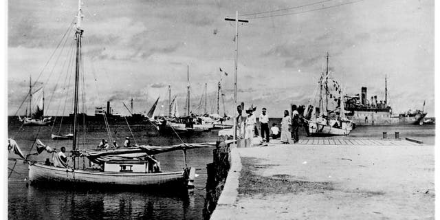 (Photograph courtesy of Les Kinney/U.S. National Archives)