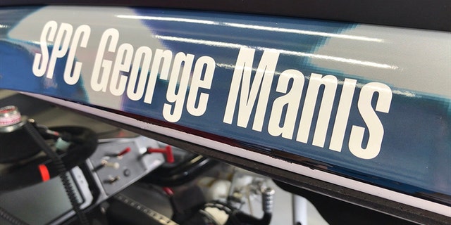 Jeffrey Earnhardt honored the fallen husband of Stephanie Manis by displaying the Army veteran's name on the driver's side door of his car.