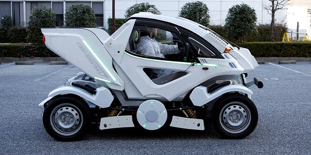 Four Link Systems, Inc's fully electric foldable vehicle 'Earth-1' which was designed by Kunio Okawara, famous in Japan as the artist behind the long-running wildly popular robot anime "Gundam", changes its form in Tokyo, Japan December 27, 2017. Picture taken December 27, 2017. REUTERS/Toru Hanai - RC175A81ED60