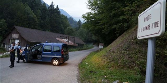 un autobús con 40 niños se estrella en los Alpes franceses; 21 heridos 4 Una camioneta con la policía francesa al lado en los Alpes franceses.