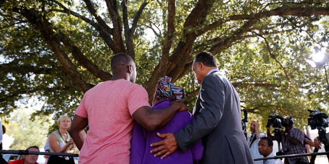 Nowai Korkoyah, the mother of Thomas Eric Duncan, the first patient diagnosed with Ebola on U.S. soil, attends a news conference with Reverend Jesse Jackson (R) in Dallas, Texas October 7, 2014.REUTERS/Jim Young
