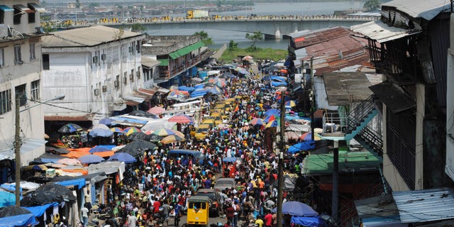 Christmas shoppers flock to a market despite concerns over Ebola in Monrovia December 23, 2014. REUTERS/James Giahyue