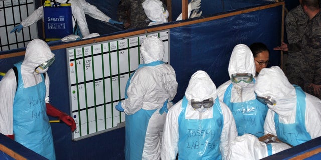 U.S. soldiers train foreign and local health workers in the management of Ebola at a treatment unit at Liberia's police academy in the capital Monrovia, November 7, 2014. REUTERS/James Giahyue