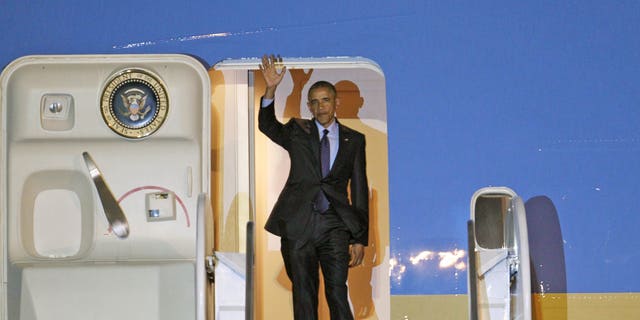 El presidente estadounidense Barack Obama saluda a su llegada a Kingston, Jamaica, el 8 de abril del 2015 en el comienzo de un viaje de tres días al Caribe y Centroamérica. (AP Foto/Ricardo Arduengo)