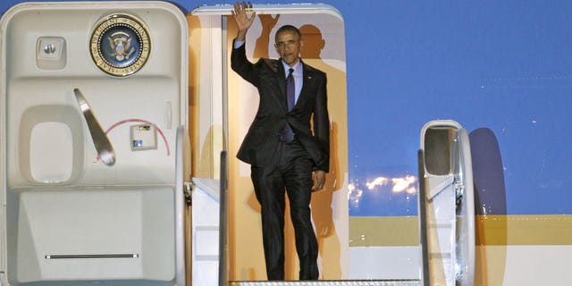 El presidente estadounidense Barack Obama saluda a su llegada a Kingston, Jamaica, el 8 de abril del 2015 en el comienzo de un viaje de tres días al Caribe y Centroamérica. (AP Foto/Ricardo Arduengo)