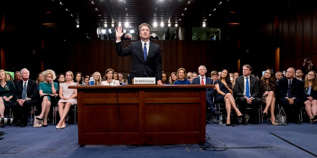 President Donald Trump's Supreme Court nominee Brett Kavanaugh is sworn-in before the Senate Judiciary Committee on Capitol Hill in Washington, 화요일, 씨족. 4, 2018. (AP 사진 / Andrew Harnik)