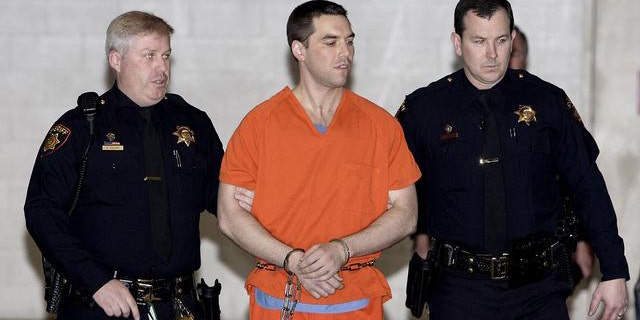 Scott Peterson is escorted by two San Mateo County Sheriff deputies as he is walked from the jail to a waiting van Thursday, marzo 17, 2005.