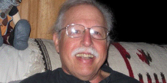 Steven Edelson, 65, of Novato, Calif., was found murdered in Costa Rica. His son has since turned to social networking sites for help in bringing his father’s killer to justice.